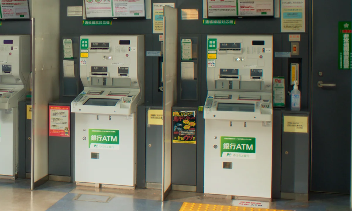 土日祝でも安心！ATM利用が無料
