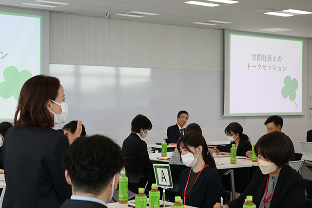 photograph:President Kasama answering participants' questions