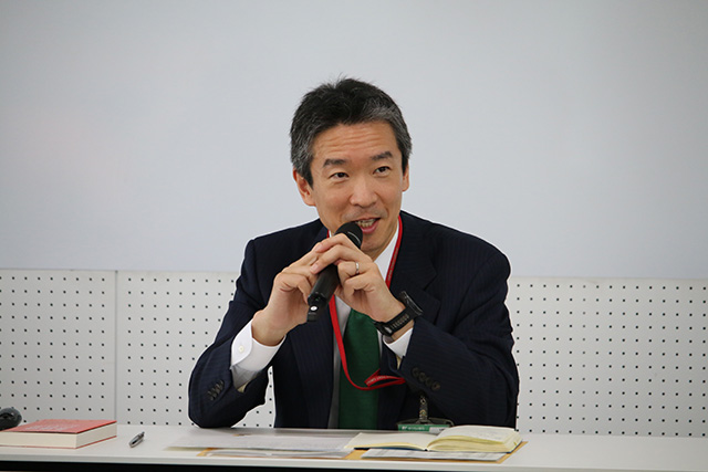 photograph:photograph:President Kasama answering participants' questions