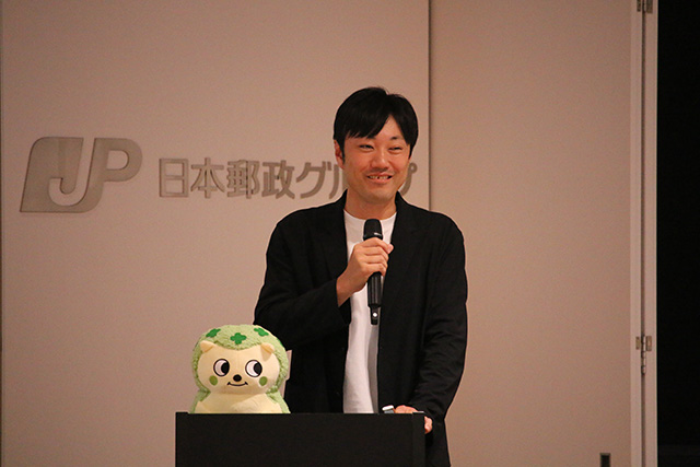 photograph:Dr. Ishikawa discussing stress characteristics with concrete examples