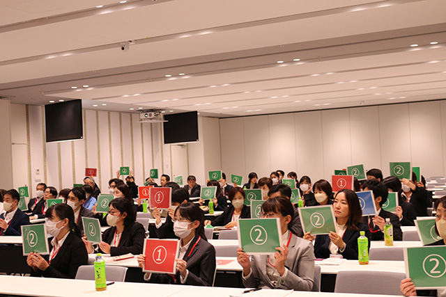 photograph:An interactive seminar with surveys