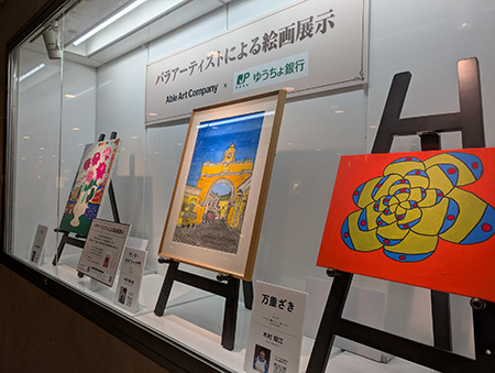 JPタワー前地下広場（丸の内）での展示会の様子：左から福島さん、中原さん、木村さんの作品の横からの写真