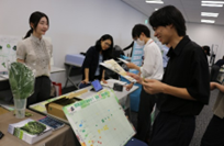 健康グッズを体験する様子1