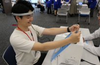 健康グッズを体験する様子2