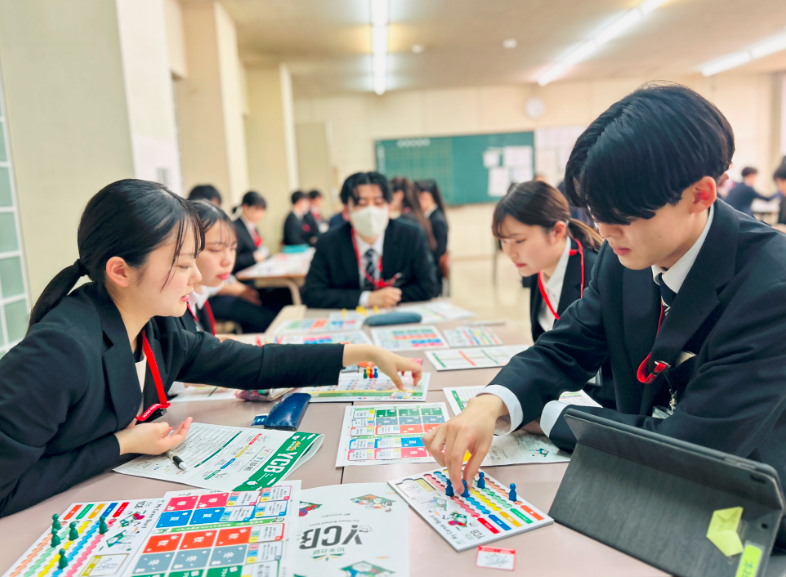 キャリア体験ツールを実施する様子