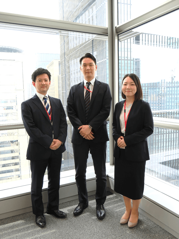 地域リレーション部門　地域金融法人部　　主任　山下 佳祐さん、グループリーダー　河村 龍さん、東 寿々奈さんの写真